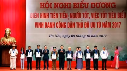 Hanoi honours 10 exemplary citizens in 2017