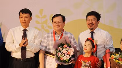 Famous children author honored Cricket Knight prize 