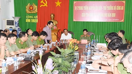 Deputy Minister Nguyen Van Son works with Binh Thuan Police 
