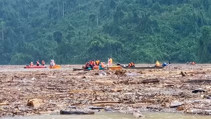 Quang Nam police exert all-out efforts to search for victims of landslides in Tra Leng 