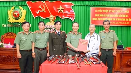 Soc Trang Provincial Police receives artifacts from police veteran 