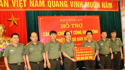MPS donates VND500 million to needy police officers and soldiers in Ha Tinh 