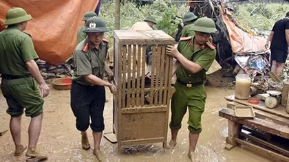 Public Security Forces help people overcome consequences of floods