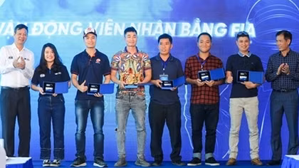 Vietnamese racing drivers receive international licences 