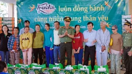 PSNews brings Tet gifts to 1,000 needy people in Quang Nam 