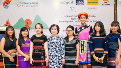 Miss Universe Vietnam H’Hen Niê presents gifts to ethnic minority students