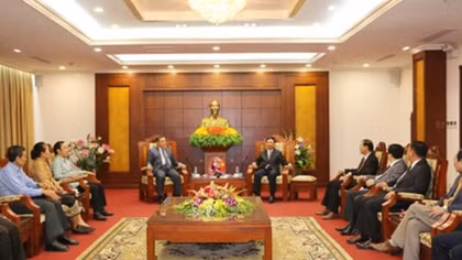 President of Lao Front for National Construction visits Hoa Binh