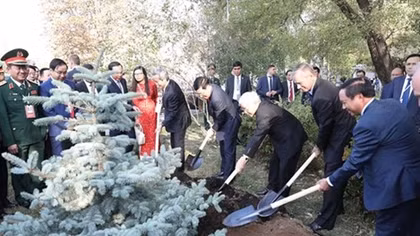 Party chief lays flower at President Ho Chi Minh’s statue in Moscow