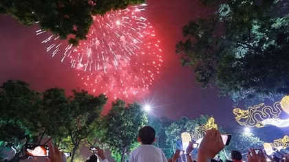 Hanoi proposes to host high fireworks at three places during Tet