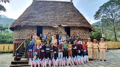 Deputy Minister Nguyen Van Son presents gifts to people in flooded areas of Da Nang