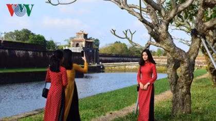 Female visitors wearing Ao Dai to be offered free tickets to Hue relic site