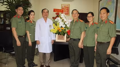 Public Security Newspaper visits hospitals on the Vietnamese Doctor’s Day