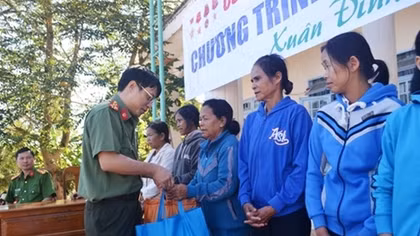PSN presents Tet gifts to needy families in Kon Tum