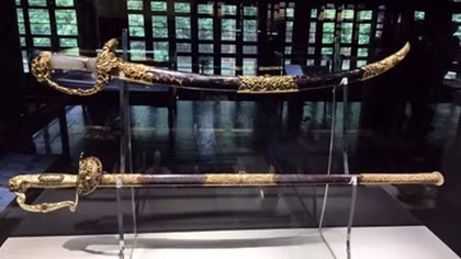 Exhibition on royal treasures opens in Hue