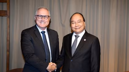 Prime Minister receives Sembcorp leader in Singapore