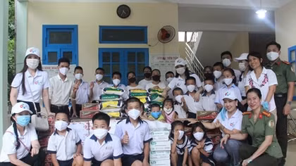 Thua Thien Hue Police Office for Immigration and IQ Club present gifts to needy children 