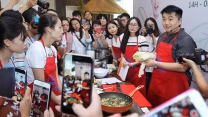 Famous Korean chef promotes cuisine in Vietnam