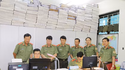  Deputy Minister Bui Van Nam works with Department of Immigration 