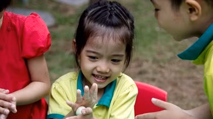 “Vietnamese Mini Chefs” enjoy making floating rice cake for Cold Food Festival 