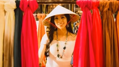 Tieu Vy presents Hoi An silk scarves to Miss World’s contestants 