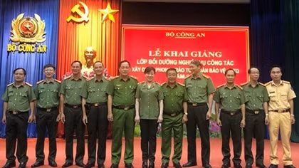 Training course on building movement "All people protecting national security" opens