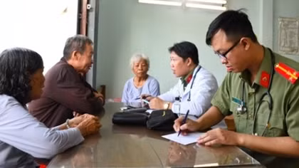 Tra Vinh Provincial Police offer free checkups to lonely elderly people 