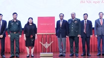 Vietnam-Cambodia border topographic maps handed over to 22 ministries, agencies