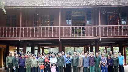 CAND Newspaper and donor present Tet gifts to mountainous people in Dien Bien