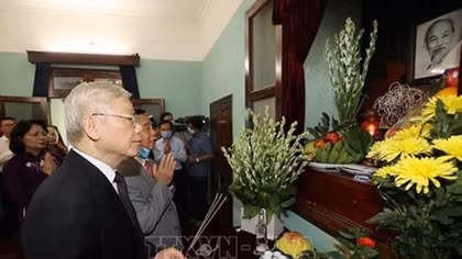 Top Vietnamese leader pays tribute to late President Ho Chi Minh