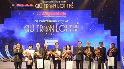 Art performance in celebration of 72nd founding anniversary of Public Security Newspaper held 