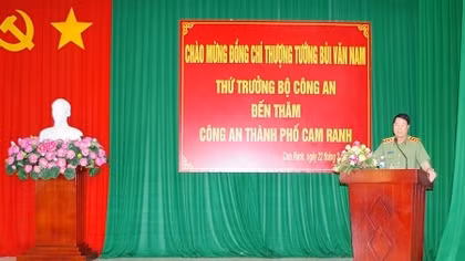 Deputy Minister Bui Van Nam works with police in Cam Ranh city