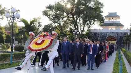 Minister To Lam offers incense at A1 National Martyrs’ Cemetery 