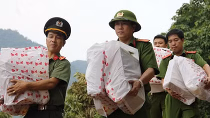 Public Security Newspaper and donors help people in flood zones