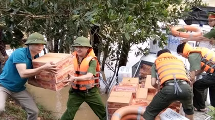 Soldiers support people in Huong Khe