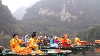 Boat tour boosts Trang An tourism