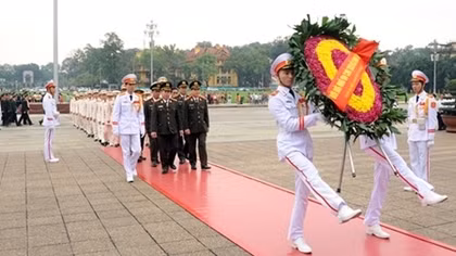 20 typical youths of public security force visit the Ho Chi Minh Mausoleum 