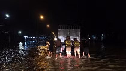 Hanoi traffic police stay up all night to help people and vehicles out of flooded area