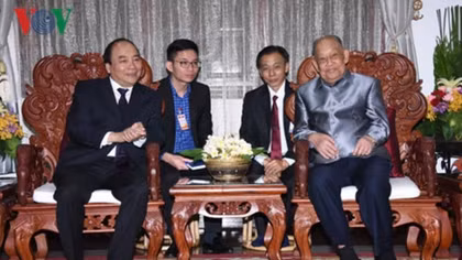 PM Phuc visits Lao former Party, State leaders