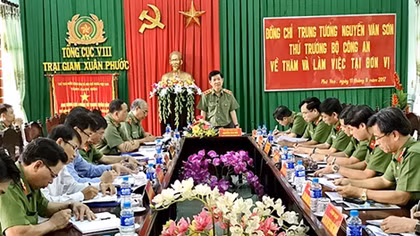 Deputy Minister Nguyen Van Son works with Xuan Phuoc prison and Phu Yen police 