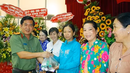 Can Tho Police care for needy people on verge of lunar New Year