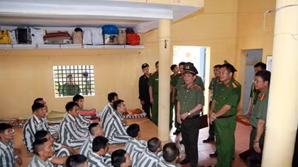 Deputy Minister Nguyen Van Son works with Hoang Tien Prison 
