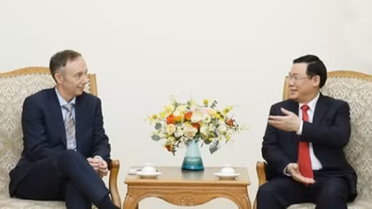 Deputy PM Vuong Dinh Hue receives Nike Vice Chairman