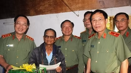 Deputy Minister visits needy retired officers 