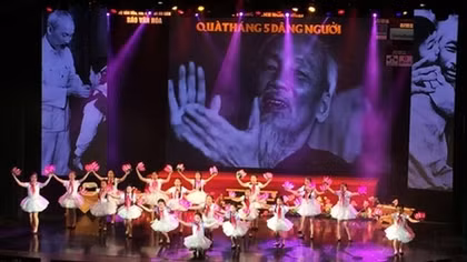 Art performance celebrates 128th birth anniversary of Uncle Ho 