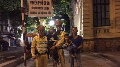 Traffic Police finds family for a missing kid near Hoan Kiem lake