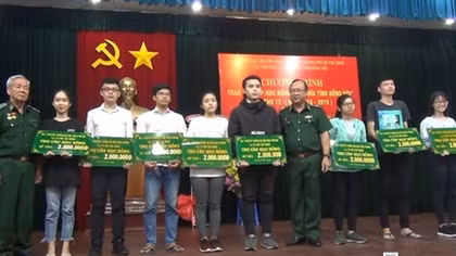 Permanent Deputy Minister Truong Hoa Binh presents 30 bicycles to needy students 