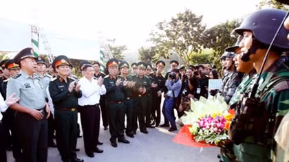 Officers of Vietnam, China central military commissions hold talks