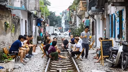 Daily life on 'must-go' Hanoi Train Street 