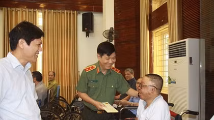 Deputy Minister Nguyen Van Son visits wounded soldiers in Bac Ninh 