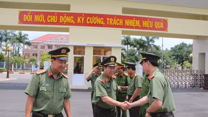 Deputy Minister Bui Van Nam works with Bac Lieu police 